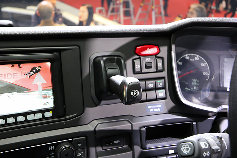 ダッシュボードにパーキングブレーキレバーが生える