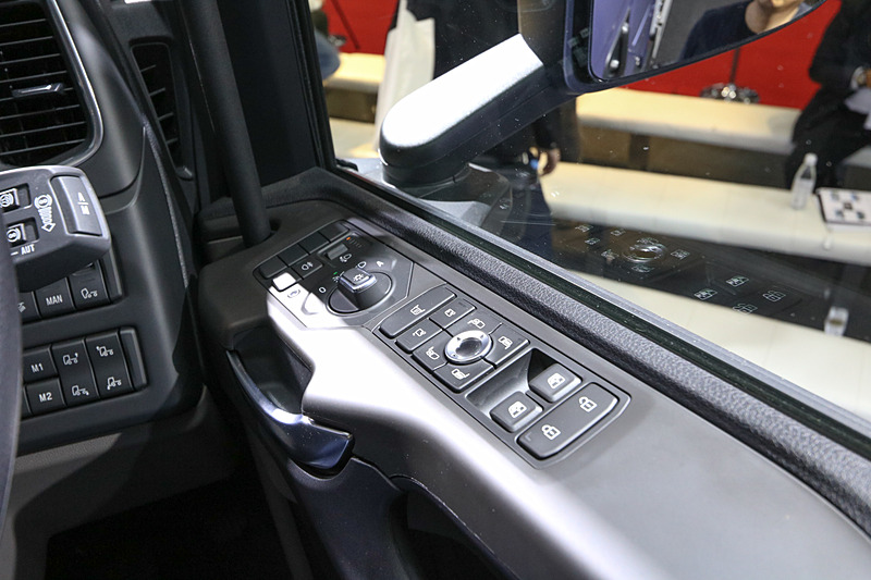 ヘッドライトのスイッチはドア側にある