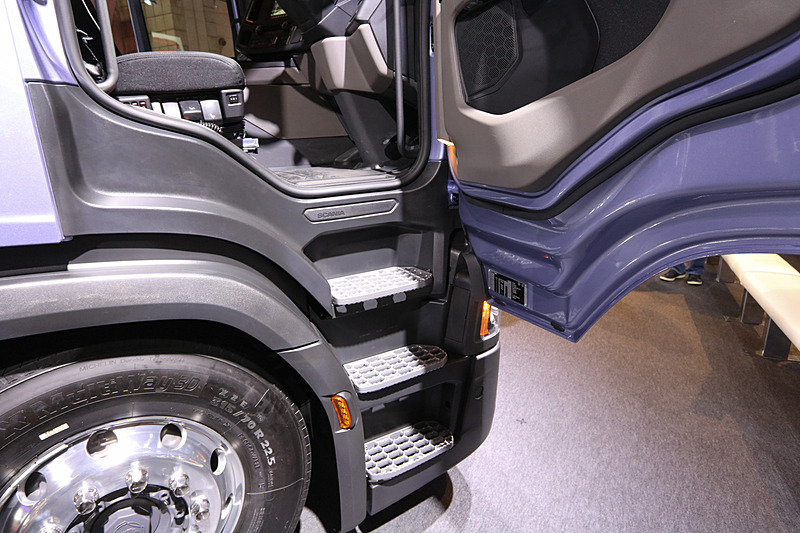 乗降ステップ。足を乗せるところ以外の表面は樹脂