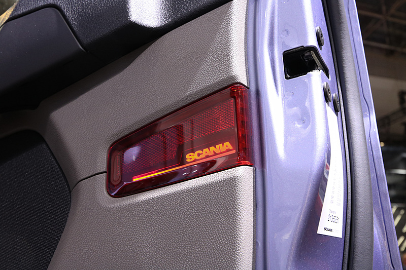 ドアのカーテシランプはスカニアのロゴが光る