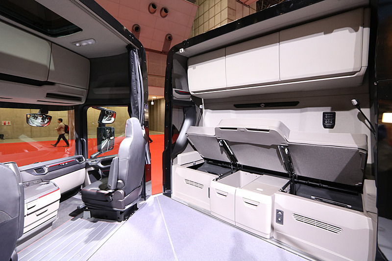 足下にエンジンの出っ張りが少ないためベッド下にも収納がある