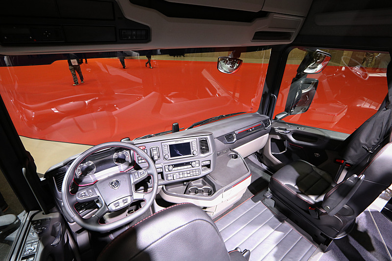 運転席にも座ることができる