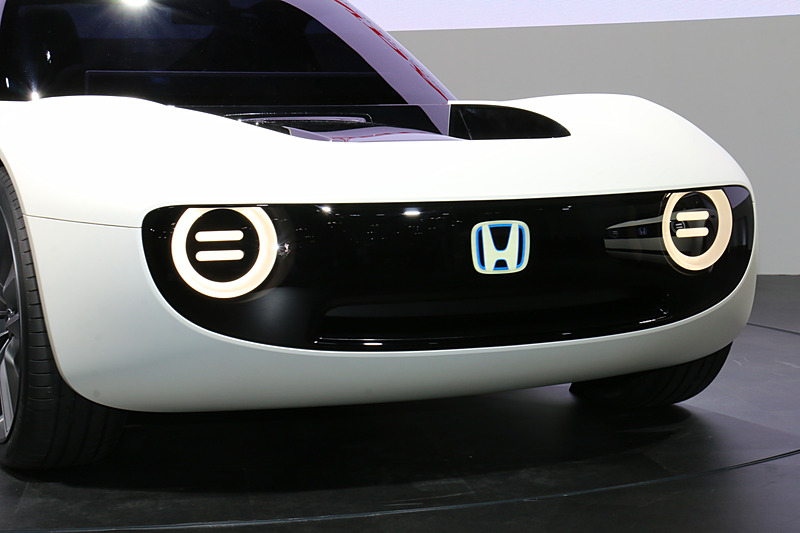 多彩なライフスタイルに自然と溶け込む親しみやすいフロントマスクを採用