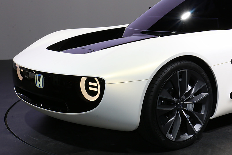 コンパクトなボディながら、スポーツカーらしく大径タイヤを採用。サイドウォールにはダンロップのロゴマークが大きく入る