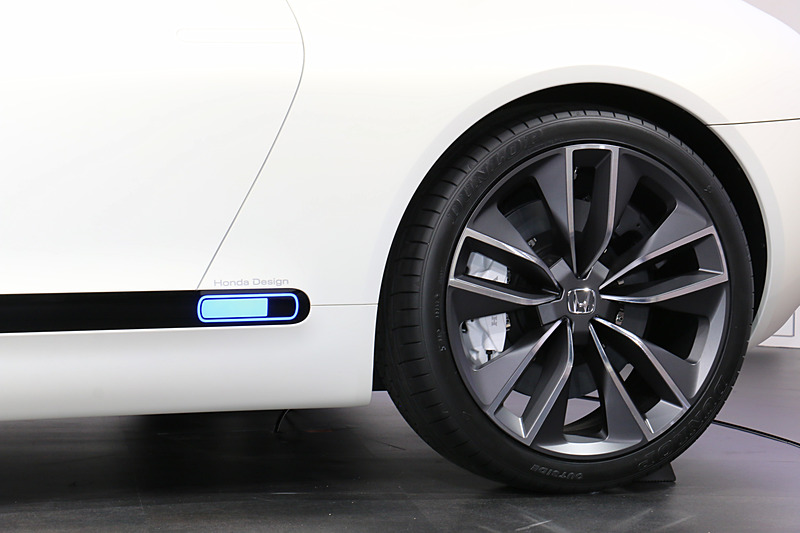 コンパクトなボディながら、スポーツカーらしく大径タイヤを採用。サイドウォールにはダンロップのロゴマークが大きく入る