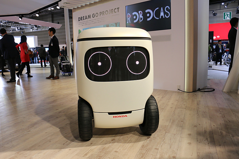 ボディの前方側にランプで2つの目を表示。多彩な表情を見せる