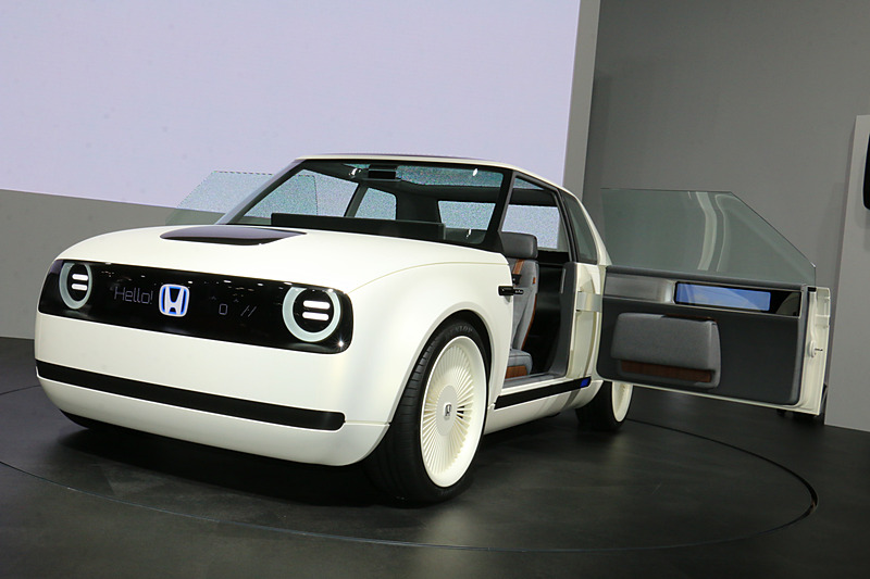 シンプルな構成としつつも張り出した前後フェンダーなどによって軽快さを表現。デザインイメージは「タイヤのついたロボット・相棒」とのこと