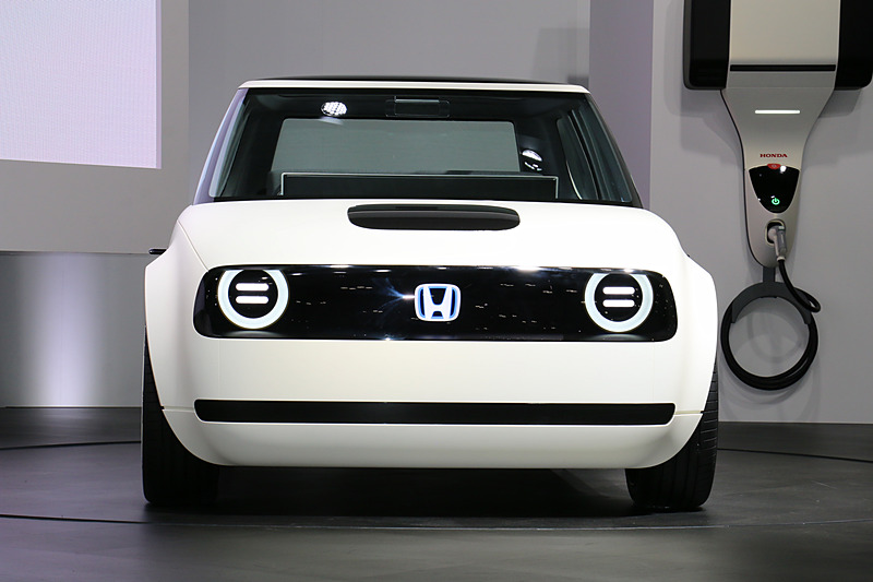 シンプルな構成としつつも張り出した前後フェンダーなどによって軽快さを表現。デザインイメージは「タイヤのついたロボット・相棒」とのこと