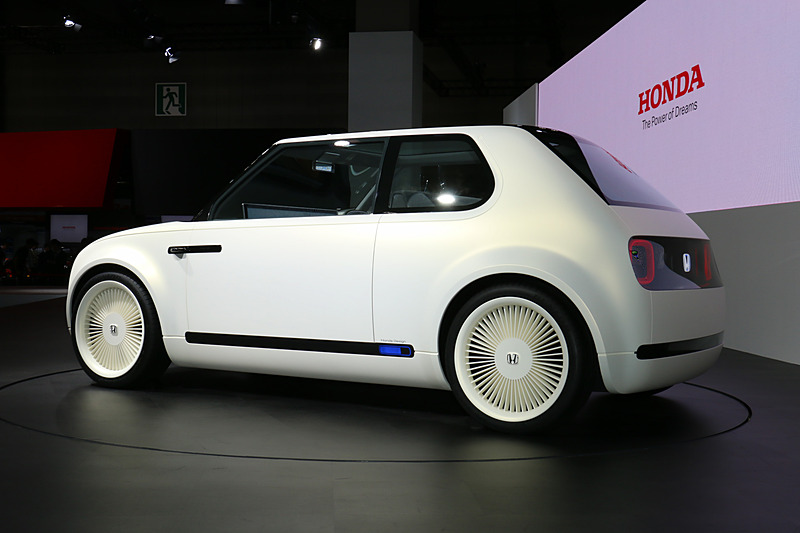 シンプルな構成としつつも張り出した前後フェンダーなどによって軽快さを表現。デザインイメージは「タイヤのついたロボット・相棒」とのこと