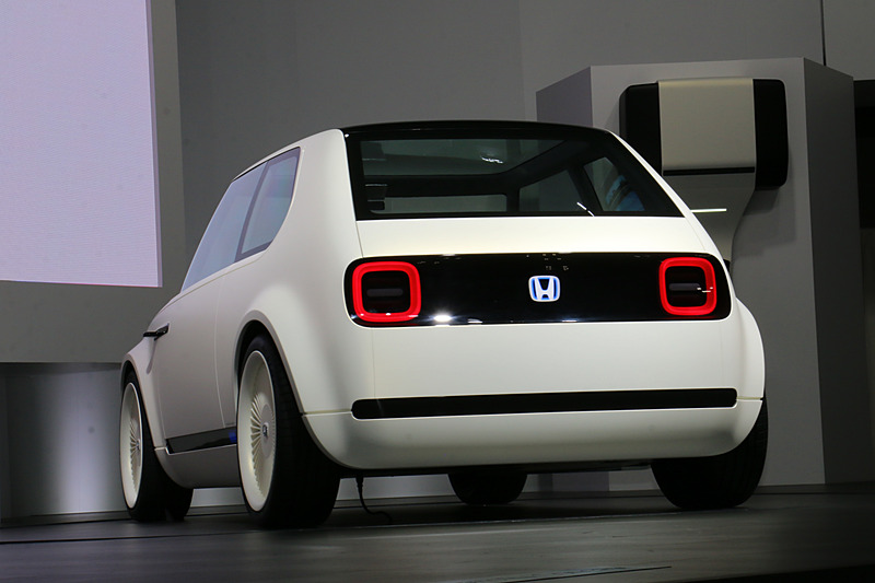 シンプルな構成としつつも張り出した前後フェンダーなどによって軽快さを表現。デザインイメージは「タイヤのついたロボット・相棒」とのこと