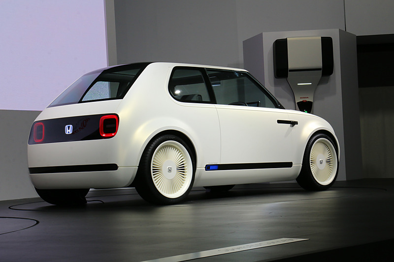 シンプルな構成としつつも張り出した前後フェンダーなどによって軽快さを表現。デザインイメージは「タイヤのついたロボット・相棒」とのこと