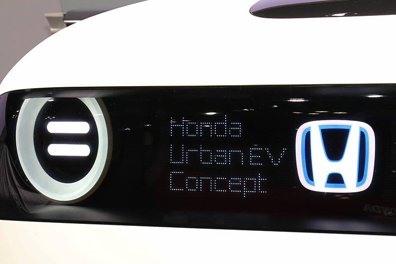 大小さまざまな文字や絵文字などを使って車外にいる人にメッセージを送る