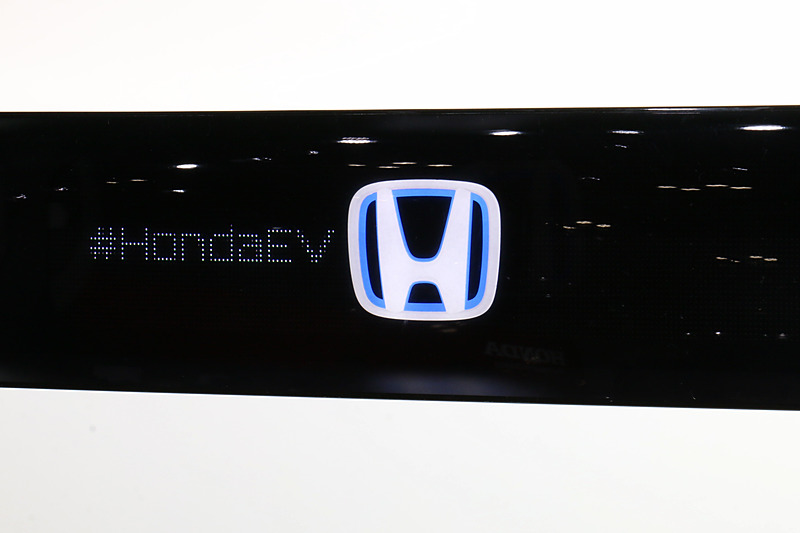 大小さまざまな文字や絵文字などを使って車外にいる人にメッセージを送る