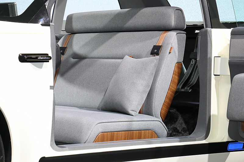 フロントシートはソファーのような形状の左右一体型