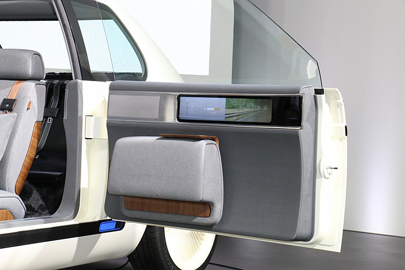 リアヒンジのドアにもディスプレイを設定。ウィンドウの上下やドアロックなどをタッチパネルで操作する