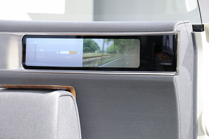 リアヒンジのドアにもディスプレイを設定。ウィンドウの上下やドアロックなどをタッチパネルで操作する