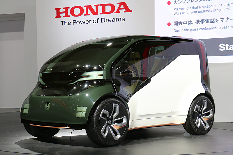 スクエアなフォルムが特徴的なエクステリアデザイン