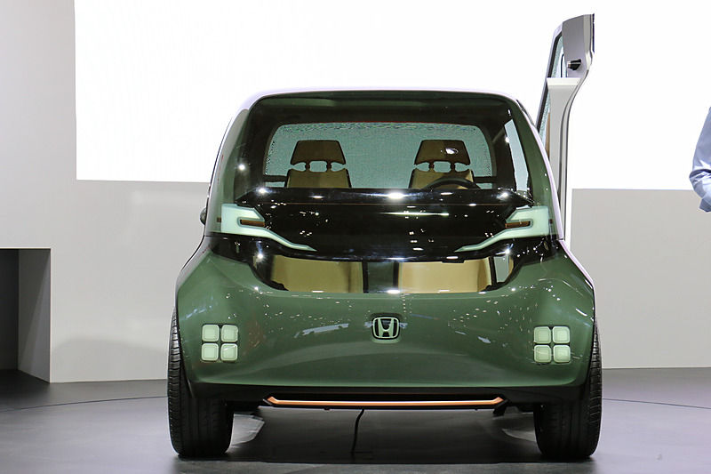 スクエアなフォルムが特徴的なエクステリアデザイン