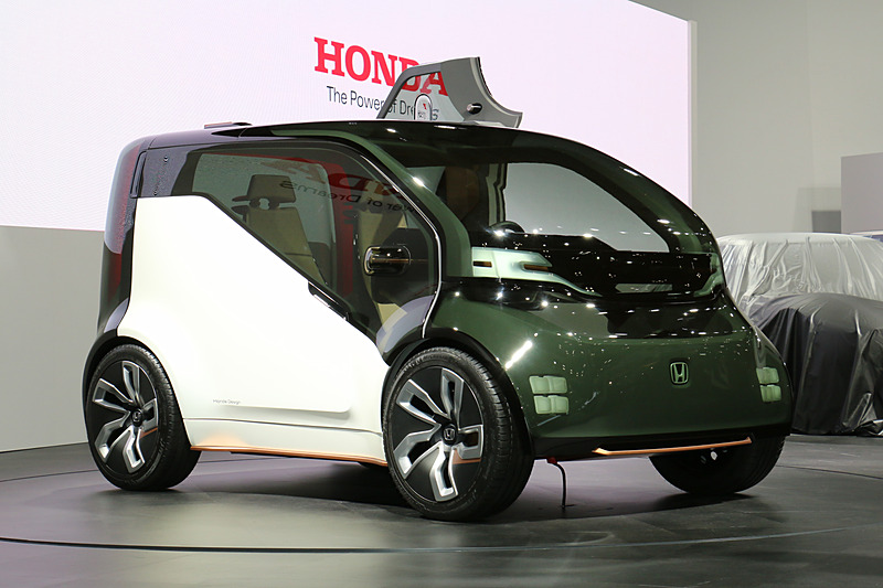 スクエアなフォルムが特徴的なエクステリアデザイン