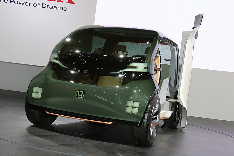 カッパーの差し色をボディ下まわりやホイールの一部に設定