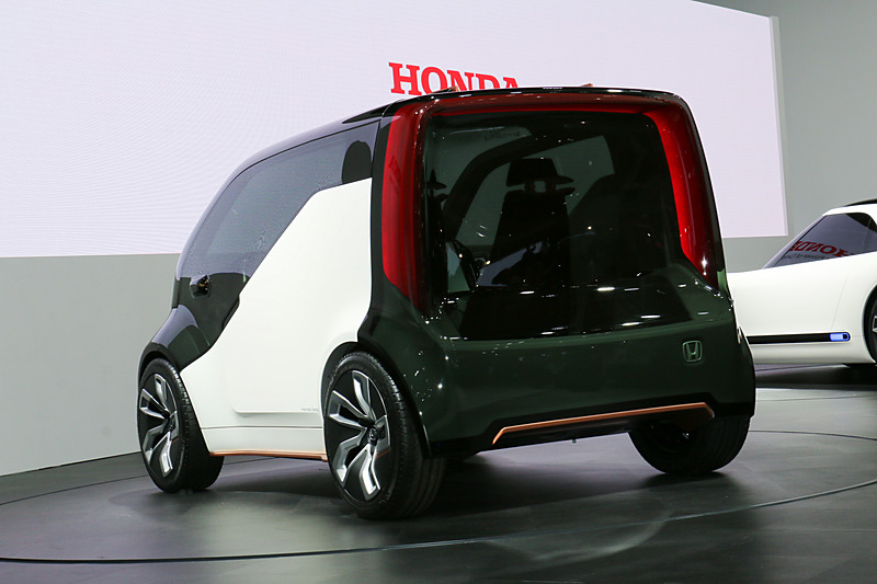 リアのHマークは中央からオフセットした右下の位置にレイアウト