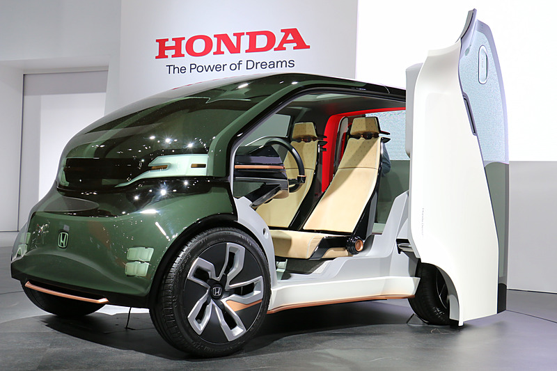 ドアは後方下側を支点に回転しながら開くスタイル。車内に2人分のシートを備える