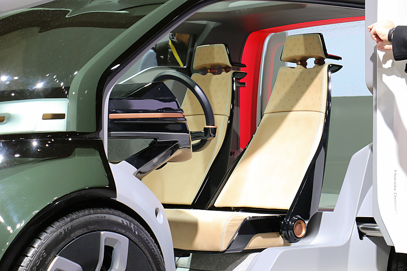 ドアは後方下側を支点に回転しながら開くスタイル。車内に2人分のシートを備える