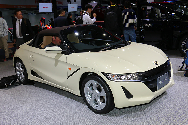 ボディカラーは専用色の「ヒダマリアイボリー・パール」（写真）のほか、「フレームレッド」、3万2400円高の「プレミアムスターホワイト・パール」の3種類から選択できる