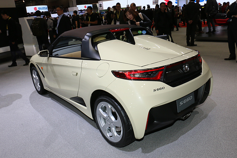 脱着式のロールトップも専用の「ブラウンルーフトップ」となる