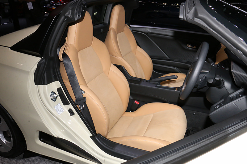 助手席前方のインパネソフトパッド、スポーツレザーシートがライトタンの色遣いになる