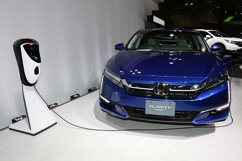 充電ポートは助手席側のフロントフェンダー後方に設置