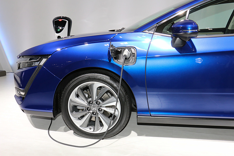 充電ポートは助手席側のフロントフェンダー後方に設置