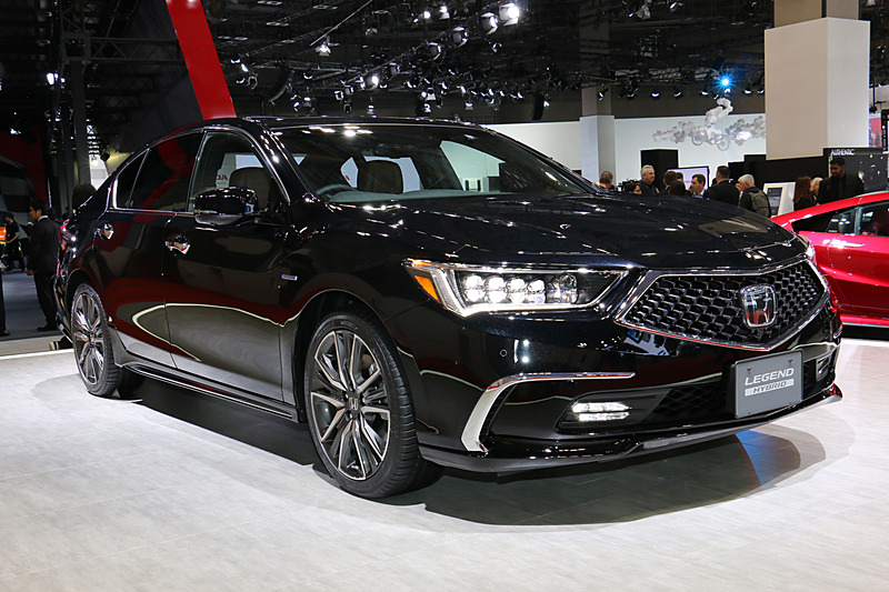 フロントマスクのデザインを一新。メッキ加飾も増やして風格を高めた