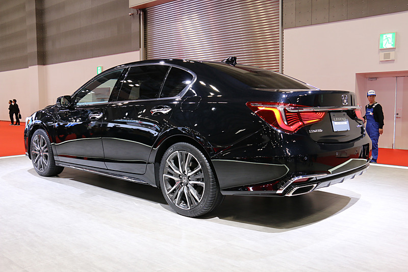 フロントマスクのデザインを一新。メッキ加飾も増やして風格を高めた