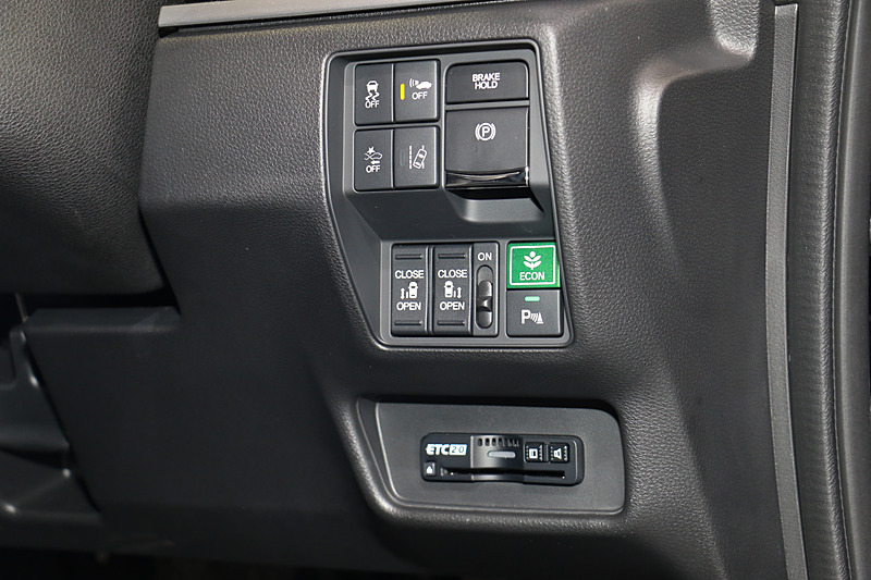 電子制御パーキングブレーキのスイッチはステアリングコラム右側に設置