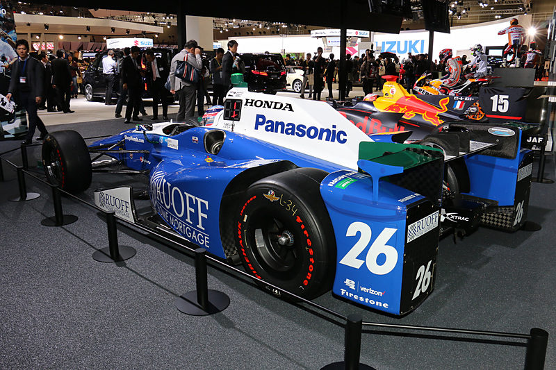 佐藤琢磨選手が第101回インディ500で優勝したマシンの実物を展示
