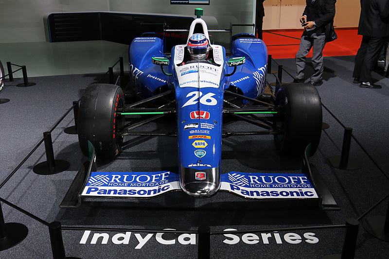 佐藤琢磨選手が第101回インディ500で優勝したマシンの実物を展示