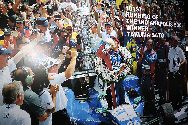車両展示スペースの近くに、佐藤琢磨選手がインディ500で優勝したときの写真を使った大型パネルが設置されていた