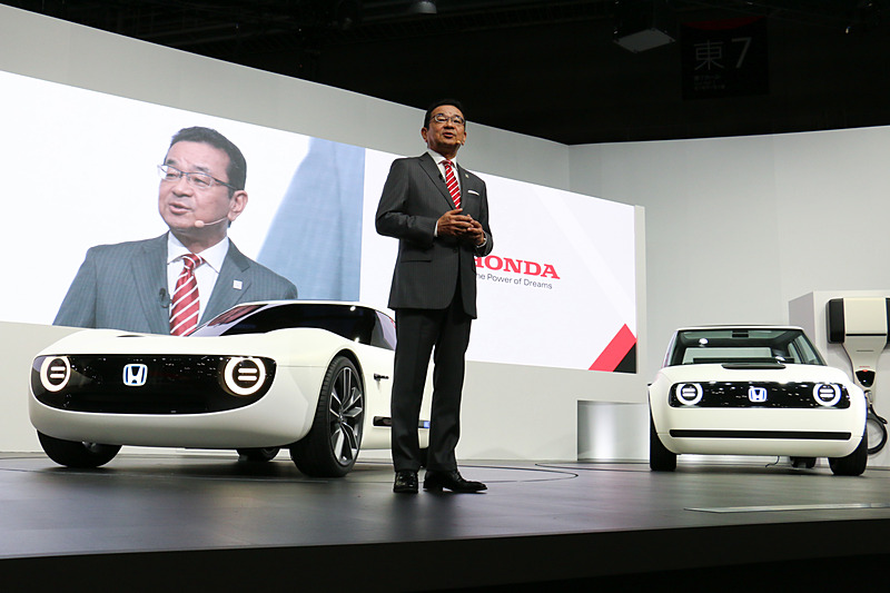ホンダブースのステージ上で会社としての取り組みや今後の商品展開などについて語る本田技研工業株式会社 代表取締役社長 八郷隆弘氏