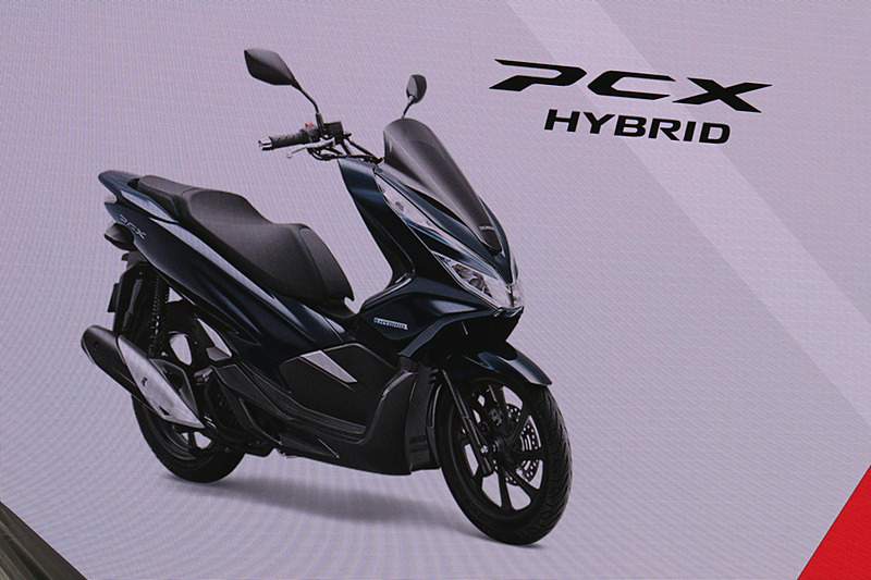 スクーターの「PCX」に電動パワートレーンを与えた「PCX ハイブリッド」「PCX エレクトリック」を2018年発売予定