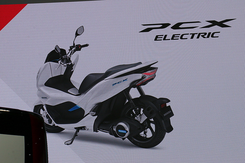 スクーターの「PCX」に電動パワートレーンを与えた「PCX ハイブリッド」「PCX エレクトリック」を2018年発売予定