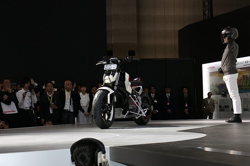 「Honda Riding Assist-e」のお披露目では、誰も乗っていないHonda Riding Assist-eが単独でステージに移動し、ライダーが乗車したあとも自動的にバランスを保つシーンが実演された