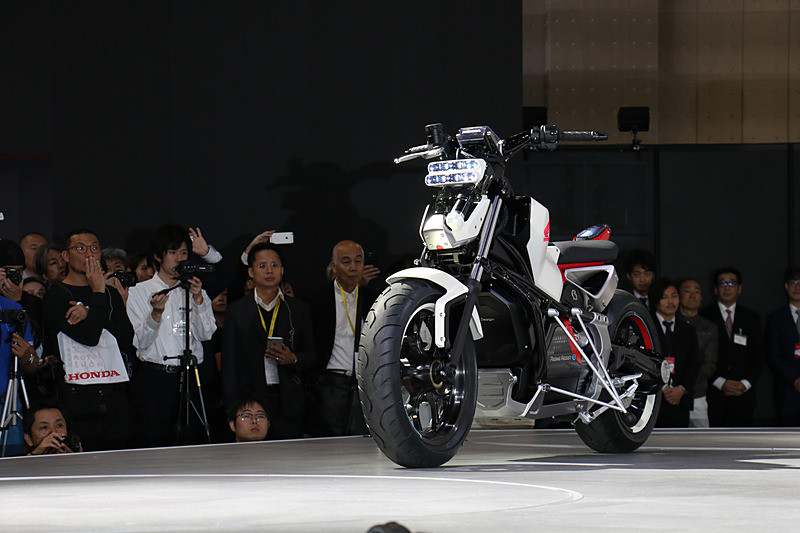 「Honda Riding Assist-e」のお披露目では、誰も乗っていないHonda Riding Assist-eが単独でステージに移動し、ライダーが乗車したあとも自動的にバランスを保つシーンが実演された