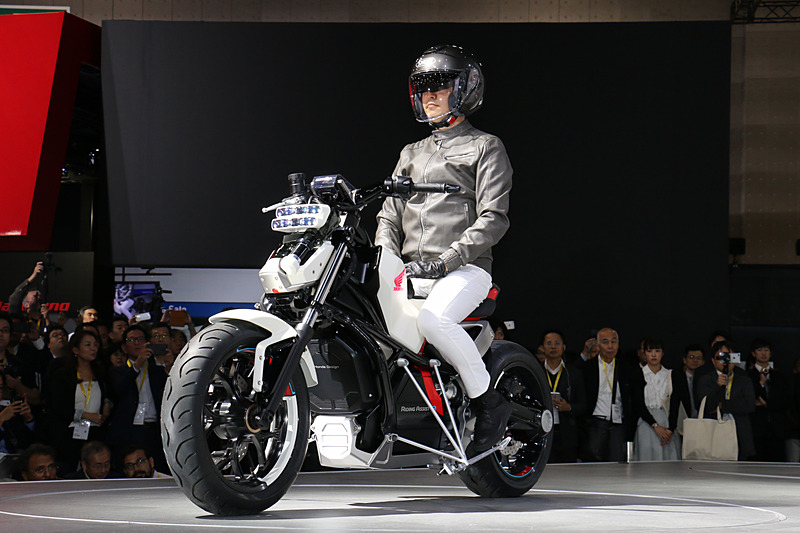 「Honda Riding Assist-e」のお披露目では、誰も乗っていないHonda Riding Assist-eが単独でステージに移動し、ライダーが乗車したあとも自動的にバランスを保つシーンが実演された