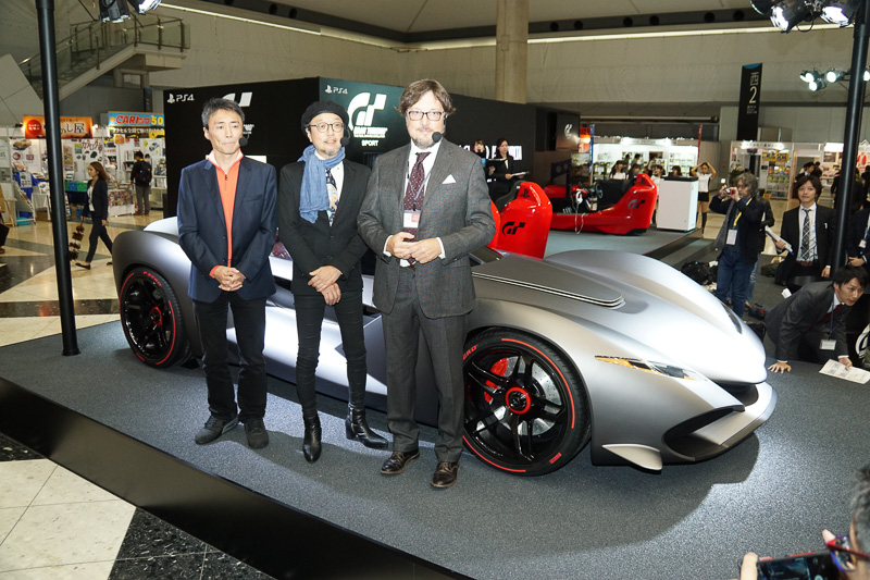 左から「グランツーリスモ」シリーズ プロデューサーである株式会社ポリフォニー・デジタル 代表取締役 山内一典氏、ザガート・デザイン担当副社長 原田則彦氏、ザガート CEO アンドレア・ザガート氏