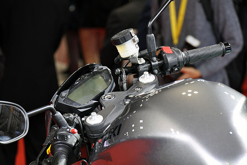 メーターパネルは現代風のデジタル式