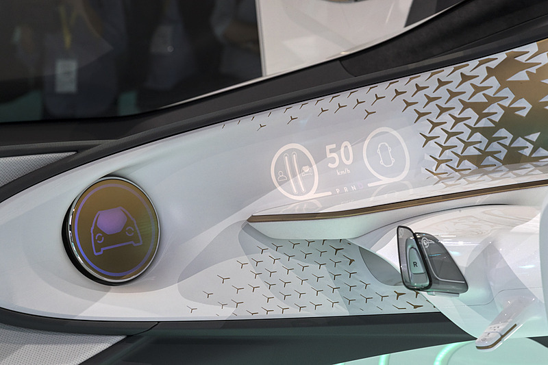 何もない場所に表示が浮かび上がる。手前の円形部分はエージェントの表示