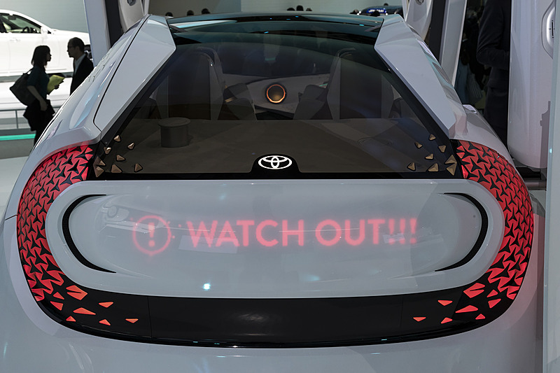 テールゲートに文字が浮かび上がる