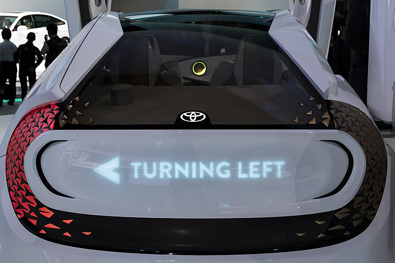 テールゲートに文字が浮かび上がる