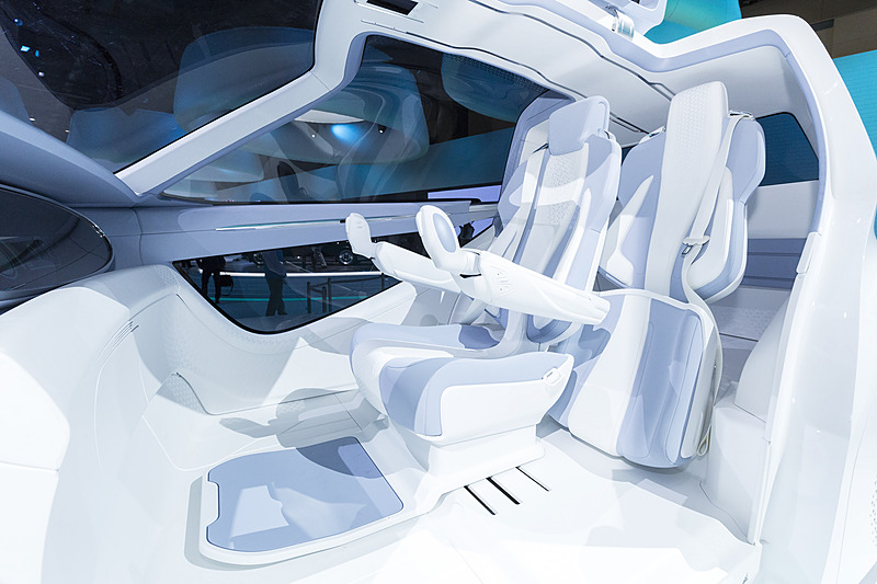 1名＋車いす搭載時は運転席が中央にスライド